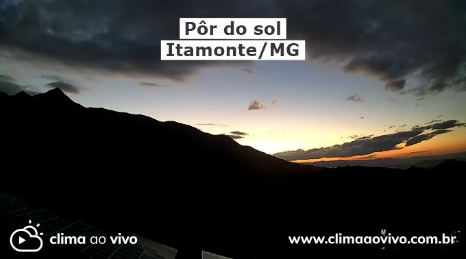 Na imgem podemos observar o pôr do sol entre as montanhas de Itamonte/MG