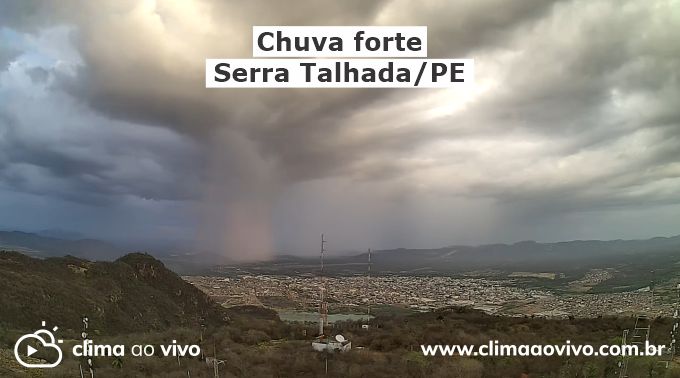 na imagem mostra uma pancada de chuva sobre a cidade de Serra Talhada/PE