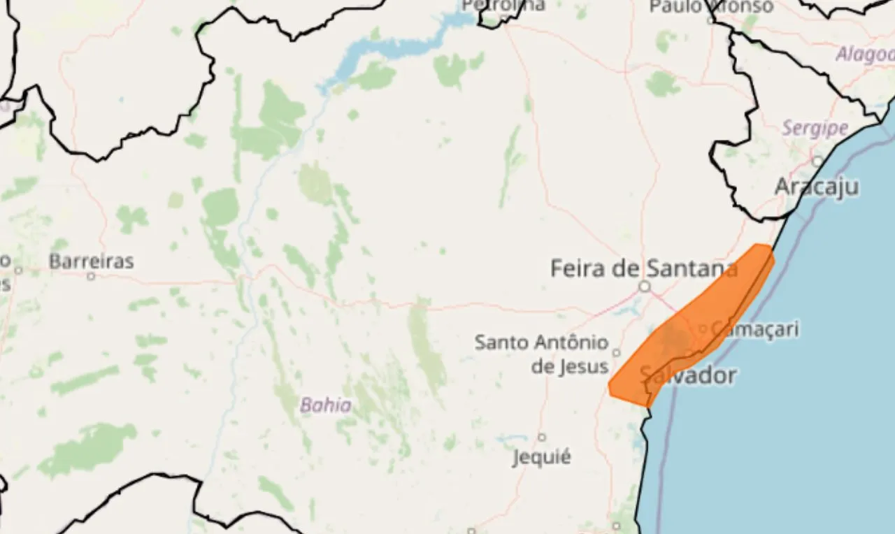 A imagem mostra um alerta laranja para acumulado de chuva no litoral do estado da Bahia