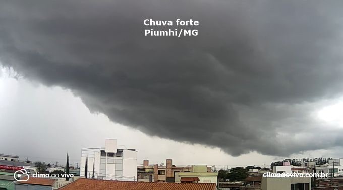 Na foto mostra o avanço de chuva sobre a cidade Piumhi Minas Gerais 