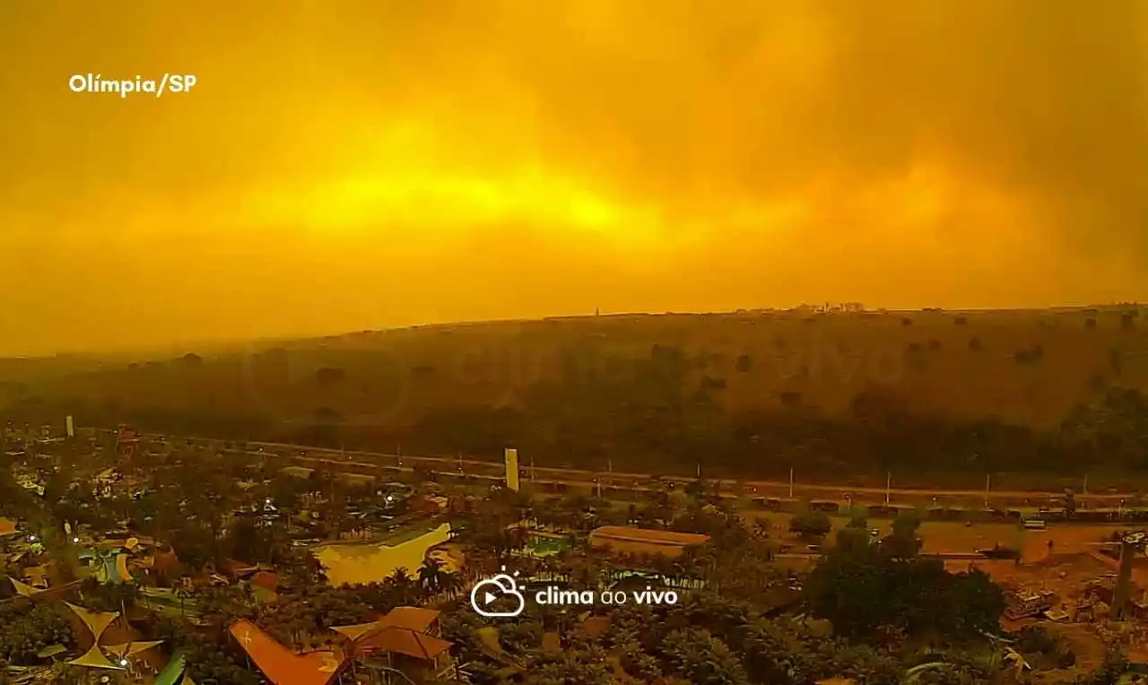 Queimada transforma o entardecer do estado de São Paulo